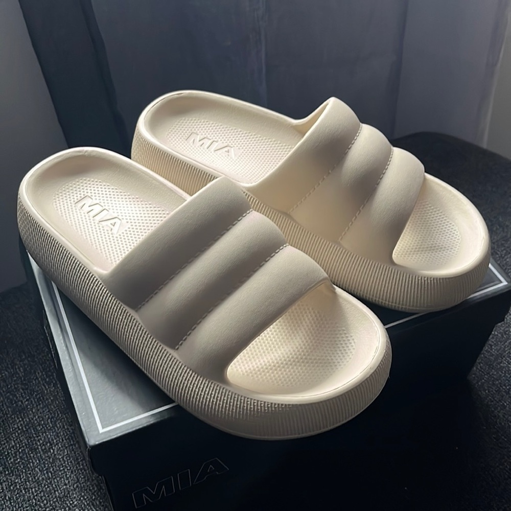 Women’s Slides